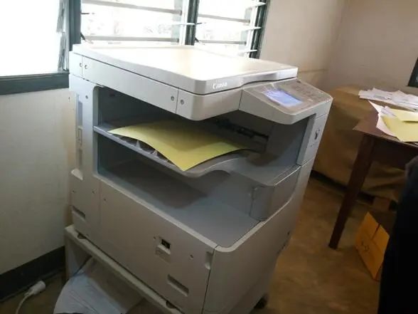 B tu tug kadaaɔg nba kpai waam g ŋɔn kadaaɔg sann. / Impression de la couverture. / Printing book cover.