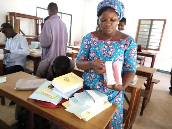 Binn kul, b tu tug kadayena g sun yenn ciɛnm kalaatu n. / Plusieurs livres sortis pour l'alphabétisation chaque année. / Several books used for literacy every year.