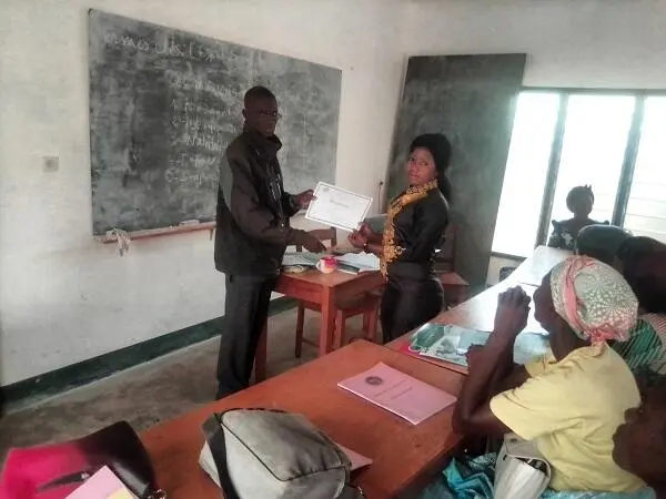 Masɔgnda gaan kadaaɔg nba ŋɔnŋ k b gaal tunda. / Remise des attestations de participation. / Attendance certificate for workshop participants..