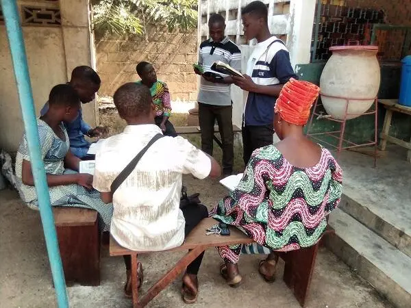Mɔmaam sɔgnu cagbid n. / Séance de pratique d'interprétation en petits groupes. / Practise interpretation in small groups.