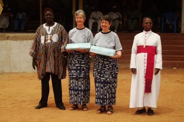 B tien puob banle ne balg Yendu Kadapaaɔnŋ tuona po. / Remerciement aux deux femmes pour leur travail. / Gifts to the two women for their work.
