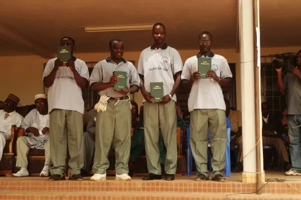 Niib nba bo sun tuonn Yendu Kadapaaɔnŋ po. / Les traducteurs du NT Moba. / Moba NT translators.