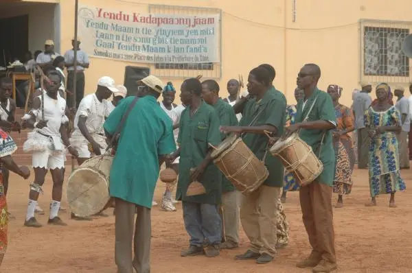 B dond Yendu yen gingana. / Louer Dieu avec les tamtams. / Praise God with drums.