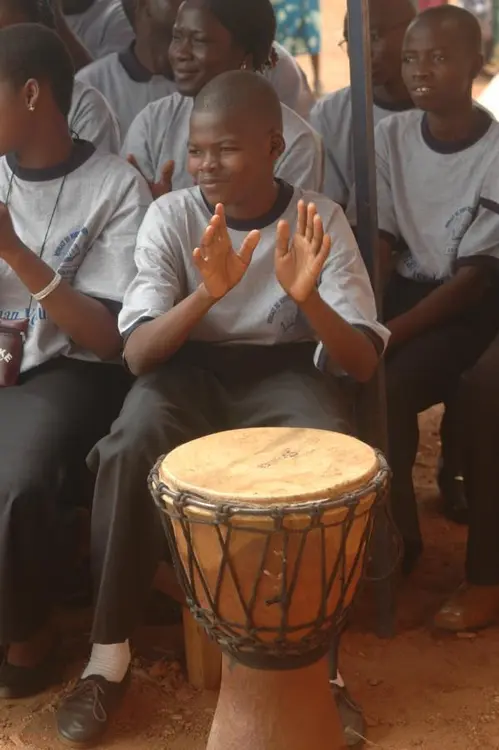 Yanyinna ginganpual. / Le joueur de djembé de la chorale. / The drummer of the choir.