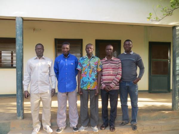 ATAPEB tuonsunna nba suun Yendu Maam lebdu tuonn. / Les traducteurs de l'ATAPEB. / ATAPEB translators. ATAPEB tuonsunna nba suun Yendu Maam lebdu tuonn. / Les traducteurs de l'ATAPEB. / ATAPEB translators.
