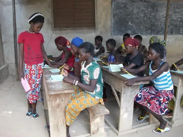 Ciɛnm kalaatu cagl nne. / Une classe d'alphabétisation. / A literacy class.
